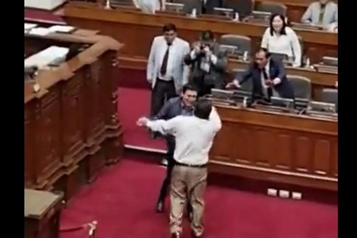 Suspenden una sesión en el Congreso de Perú porque los legisladores se agarraron a piñas