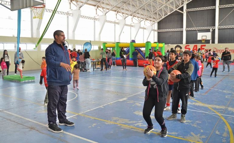Niños y niñas, tirando al aro. Niños y niñas, tirando al aro.