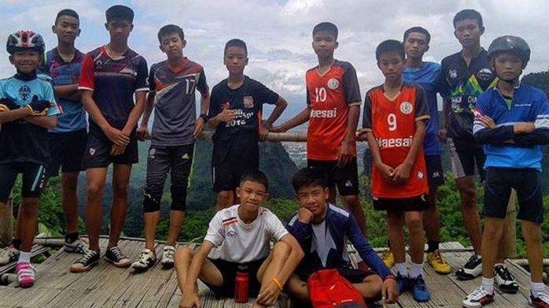 La tercera etapa del rescate en la cueva de Tham Luang concluyó ayer con la salida de los cuatro chicos que faltaban y el entrenador del equipo de fútbol.