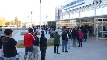 Extensas filas en la apertura de la nueva sucursal de la Cooperativa Obrera en Plottier. Extensas filas en la apertura de la nueva sucursal de la Cooperativa Obrera en Plottier.