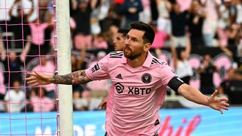 A lo Messi. El 10 gambeteó a un rival, y mientras corría apareado por otro sacó un latigazo infernal que se clavó en un ángulo. Golazo. A lo Messi. El 10 gambeteó a un rival, y mientras corría apareado por otro sacó un latigazo infernal que se clavó en un ángulo. Golazo.