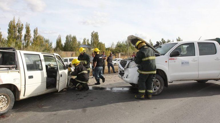 Se cruzó de carril y provocó un choque en cadena con cuatro vehículos involucrados
