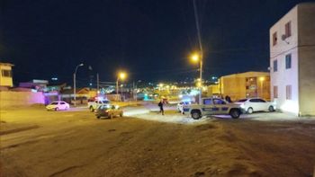 En la misma noche del intento de linchamiento, en el barrio Las 1008 Viviendas de Comodoro Rivadavia se escucharon tiros e ingresaron patrulleros. En la misma noche del intento de linchamiento, en el barrio Las 1008 Viviendas de Comodoro Rivadavia se escucharon tiros e ingresaron patrulleros.