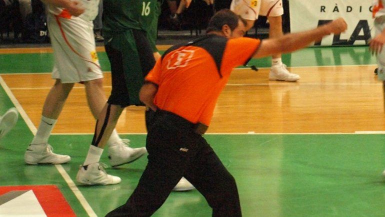 El juez cobró falta en ataque y ligó un piñón.