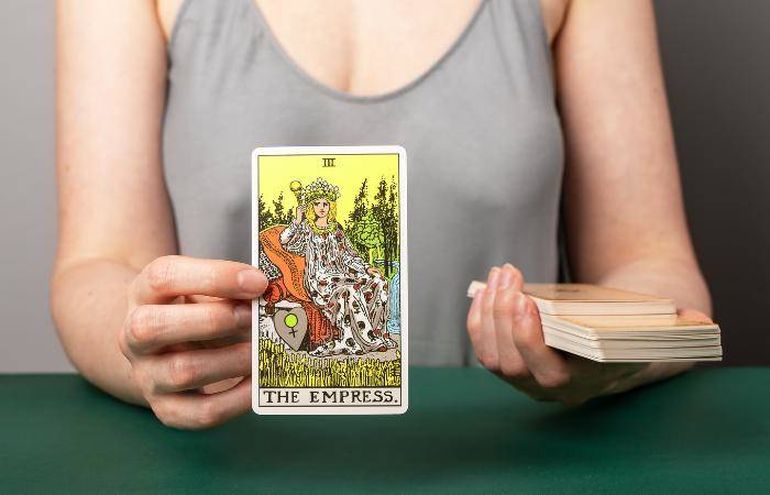 La Emperatriz es la carta del tarot para todo este mes de julio 2024. La Emperatriz es la carta del tarot para todo este mes de julio 2024.