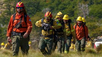 Tarea titánica de los brigadistas por el incendio en Valle Magdalena Tarea titánica de los brigadistas por el incendio en Valle Magdalena