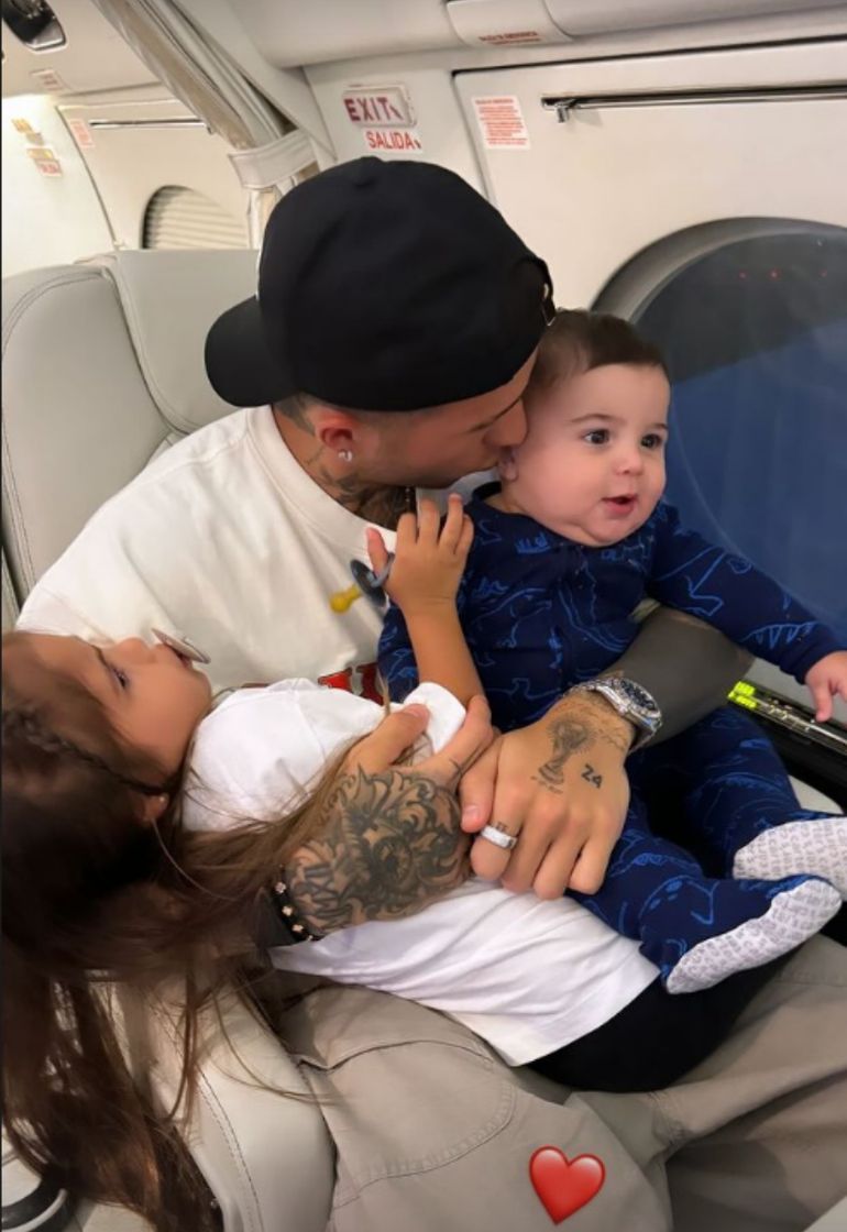 Enzo Fernández y sus hijos Enzo Fernández y sus hijos