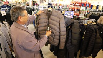 Los pasillos del supermercado se llenaron de abrigos en oferta con rebajas de hasta el 70%. Los pasillos del supermercado se llenaron de abrigos en oferta con rebajas de hasta el 70%.