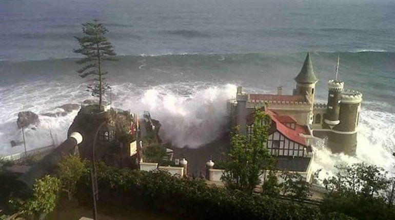 Marejada en Viña del Mar con olas de ocho metros