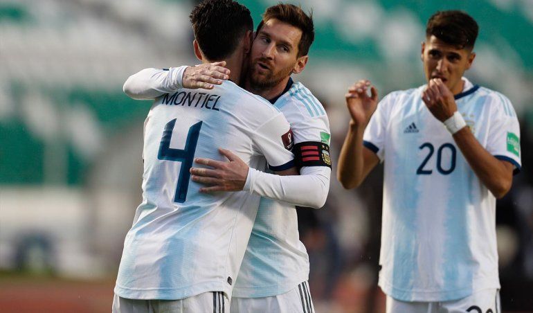 Montiel se abraza a Messi. Detrás