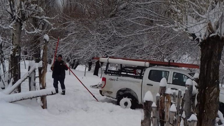 La acumulación de nieve causó apagones en el interior neuquino
