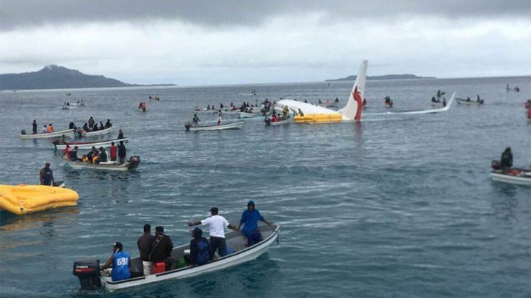 Un avión se despistó, cayó al agua y los pasajeros resultaron ilesos