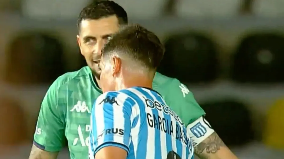 Gabriel Arias protagonizó un blooper en Racing.
