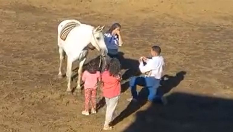 Sorprendió a su novia jinete con el anillo de compromiso en la Fiesta del asado con cuero