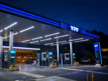 En las estaciones YPF bajarán los precios durante la madrugada