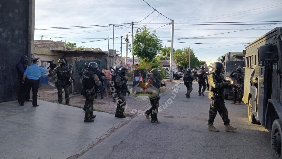 Impactante allanamiento en dos casas en Bouquet Roldán por un robo armado