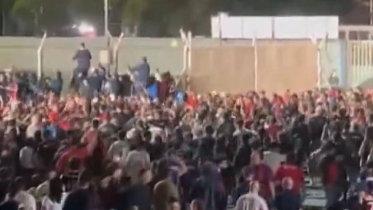 Escándalo en San Lorenzo: el video de cómo los hinchas rompen todo en el estacionamiento