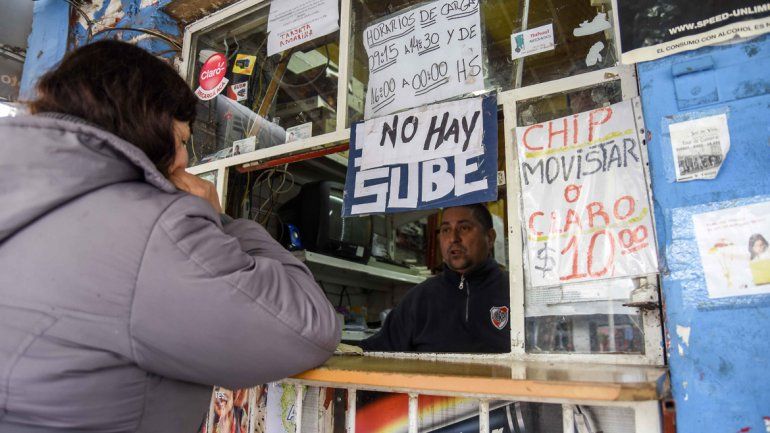 Los usuarios se apresuraron a hacer recargas ayer. Algunos kioscos ya habían agotado su cupo de venta.