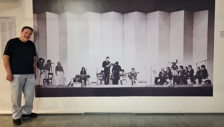 Labrín posa junto a un enorme mural donde se ve la presentación de Guitarra Negra, en 1977. Labrín posa junto a un enorme mural donde se ve la presentación de Guitarra Negra, en 1977.