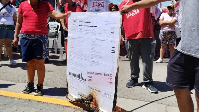 Quemaron facturas de CALF mientras sesiona el Concejo Deliberante