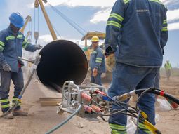 Trabajo que fluye: 1.500 personas, desafiando el viento patagónico, construyen VMOS. La meta: entregar la obra en mayo del año que viene. Foto: Leandro Cairuga. Trabajo que fluye: 1.500 personas, desafiando el viento patagónico, construyen VMOS. La meta: entregar la obra en mayo del año que viene. Foto: Leandro Cairuga.