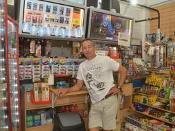 Naza, el popular kiosquero del centro repasó su historia. Naza, el popular kiosquero del centro repasó su historia.