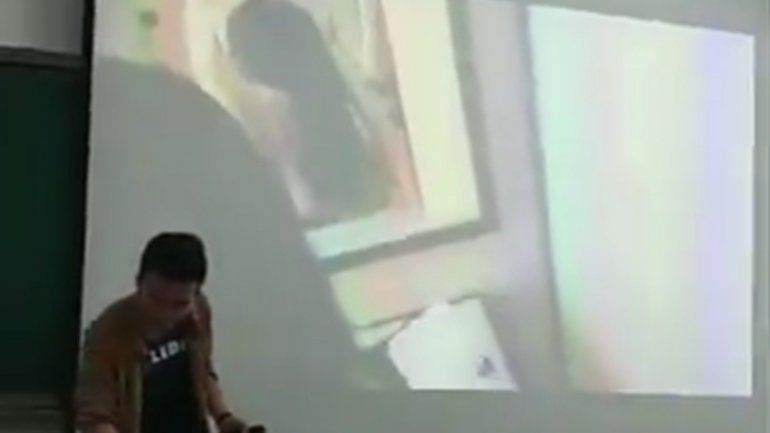 Puede fallar: un profesor puso una película porno en medio de una clase
