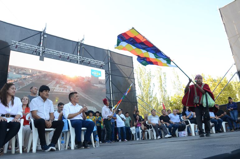 Apostillas de una tarde peronista con Evo y la bandera wiphala
