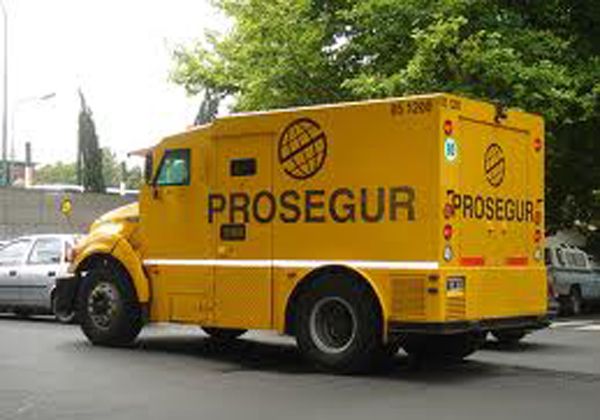 Asaltan un camión blindado y se llevan 3 millones de pesos