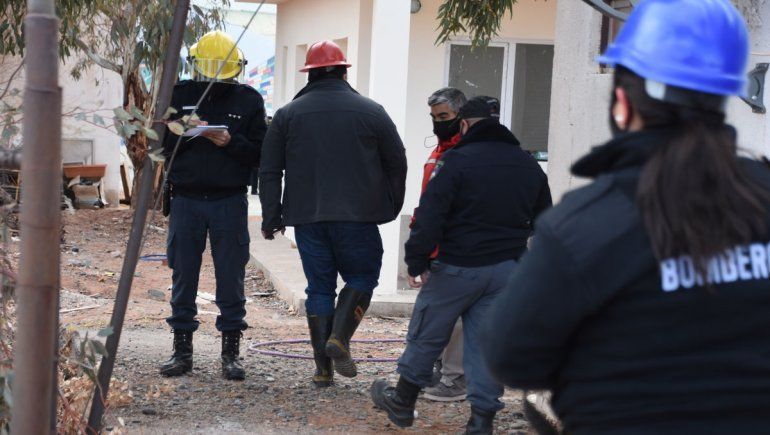 Efectivos trabajando tras la explosión de la Escuela de Aguada San Roque.