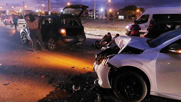 Choque múltiple en Ruta Chica entre cuatro autos y una moto