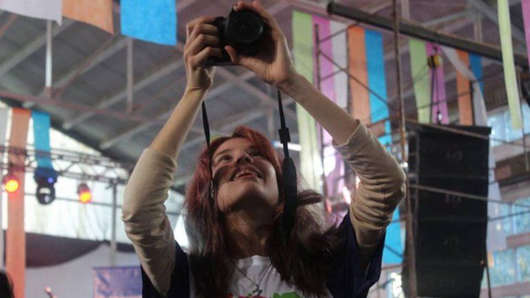 Zahira Jacobo, la joven de 16 años que captura la belleza y la historia de El Chocón con sus fotos