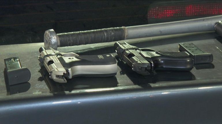 Las dos pistolas y el bastón extensible secuestrados durante el procedimiento. (Foto: TN)