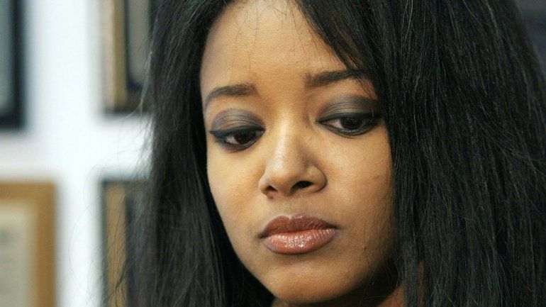 Ex conejita de Playboy se suicida junto con su hijito