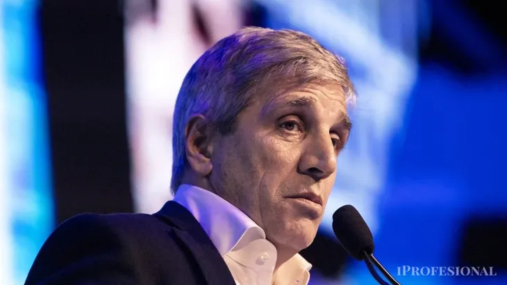 El ministro Caputo estaría frenando las transferencia a las empresas que corresponden a devoluciones de IVA. El ministro Caputo estaría frenando las transferencia a las empresas que corresponden a devoluciones de IVA.