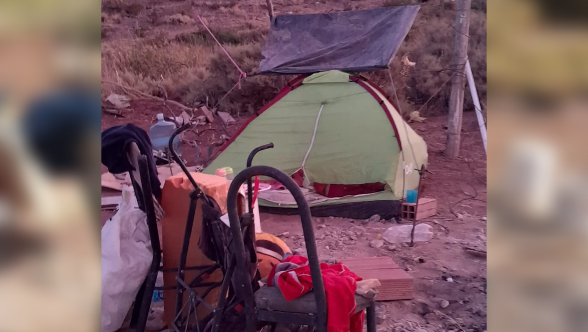 pedido de ayuda: viven en una carpa y amenazan con sacarles a los hijos