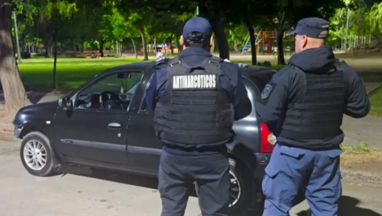 La Policía secuestro bolsas con marihuana de un auto sospechoso. | LM Neuquen La Policía secuestro bolsas con marihuana de un auto sospechoso.