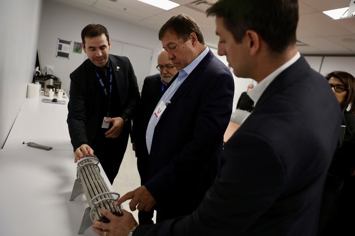 Weretilneck explora oportunidades para posicionar a INVAP en el sector nuclear internacional (Imagen: Gobierno de Río Negro)