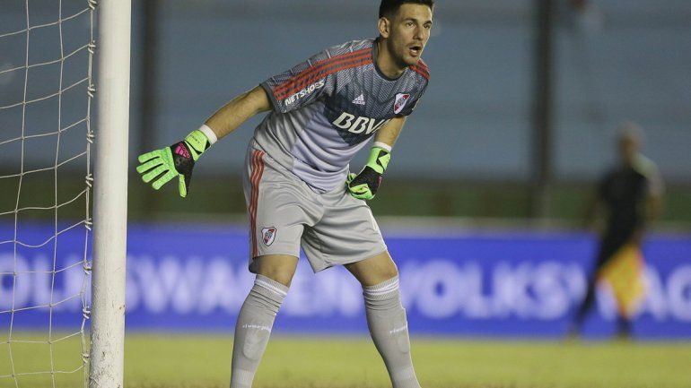 El arquero sigue trabajando con el apoyo de sus compañeros.