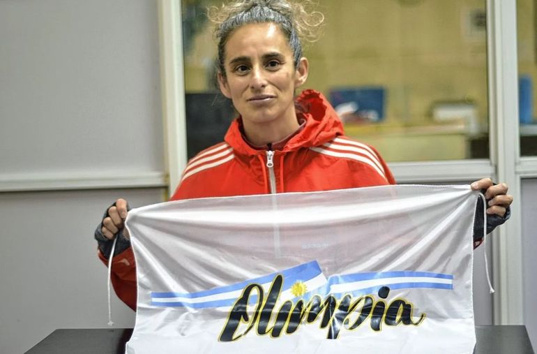Vanesa con una bandera de su grupo runner de Chubut: volivó al atletismo a los 33 años, por su marido. Vanesa con una bandera de su grupo runner de Chubut: volivó al atletismo a los 33 años, por su marido. 
