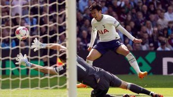 Otra vez el Dibu Martínez fue figura: ahora en el triunfo ante el Tottenham