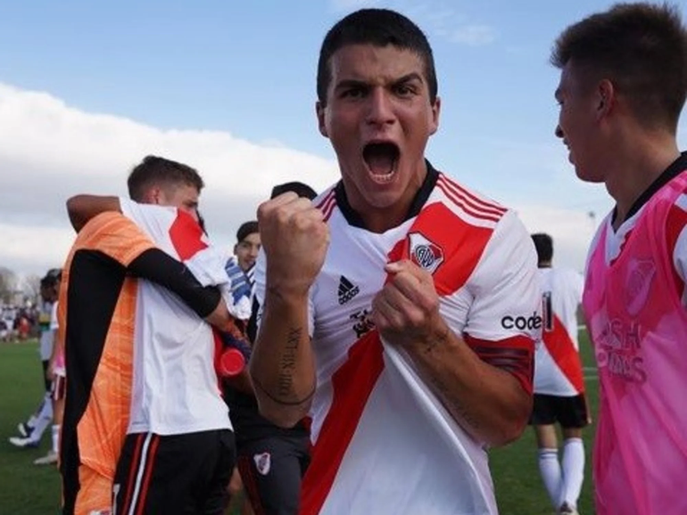 Un juvenil de River le pidió una firma a Gallardo y corrió a tatuársela