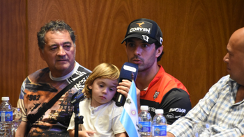 ¿quien era el nenito al que manu urcera le hizo upa en conferencia? ¿quien era el nenito al que manu urcera le hizo upa en conferencia?