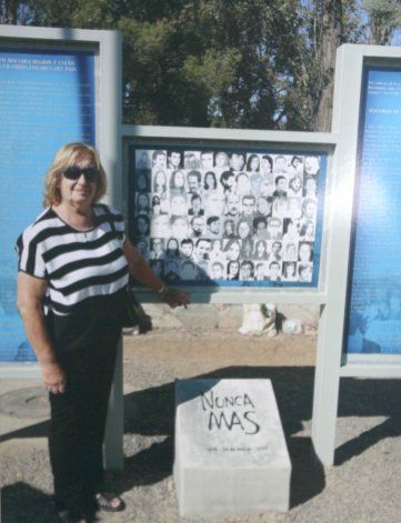 La presidenta de la APDH Neuquén junto a las imágenes de las víctimas de la dictadura en la región.