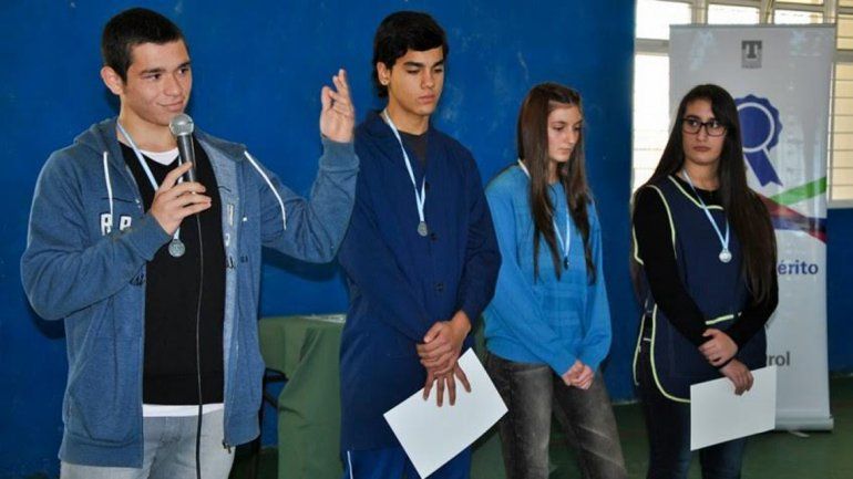 Algunos de los premiados con una beca al mérito académico.