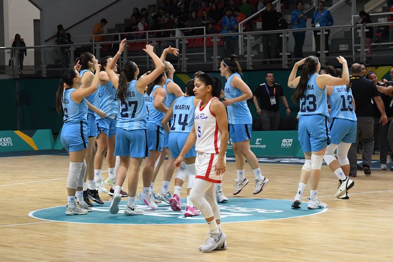 Gran victoria de Argentina que por primera vez en la historia está entre los cuatro mejores de América en el básquet femenino. Foto: Sergio Dovio. Gran victoria de Argentina que por primera vez en la historia está entre los cuatro mejores de América en el básquet femenino. Foto: Sergio Dovio.