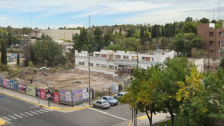 Hace 39 años atrás Lilo Ligato y su socio, Emilio Fernández, hacían la apertura de Témpano, que se ubicó en Leloir y Santa Fe. Actualmente, la estructura fue demolida para construir dos edificios. Hace 39 años atrás Lilo Ligato y su socio, Emilio Fernández, hacían la apertura de Témpano, que se ubicó en Leloir y Santa Fe. Actualmente, la estructura fue demolida para construir dos edificios.