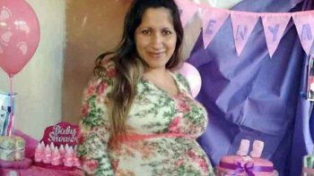 La pareja asegura que en las ecografías estaba claro que había dos corazones. Un funcionario habla de un error.