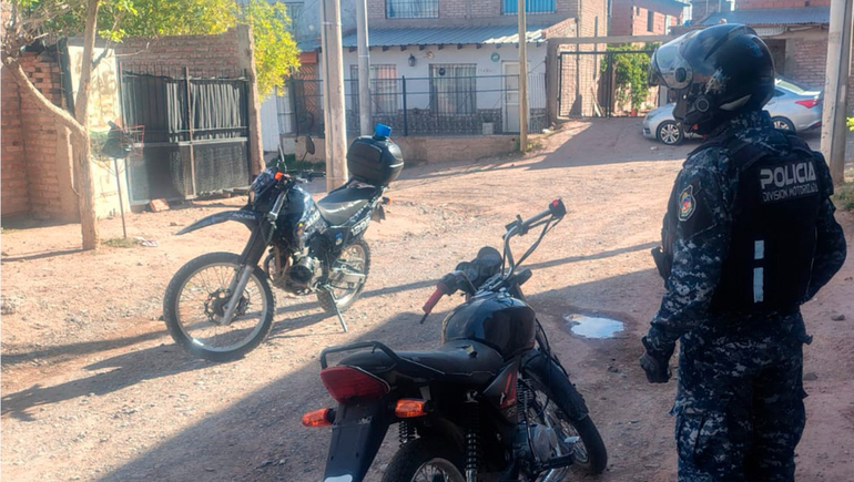 Sorprendente resolución: la mamá logró que se entregue a la Policía por andar en una moto robada