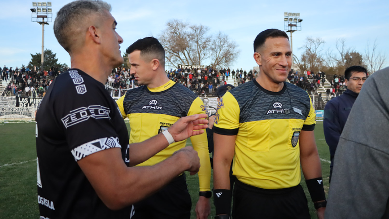 Bruno Amiconi hablando con Manuel Berra en el partido contra Villa Mitre. El árbitro salió de la cancha riéndose y mirando a la platea. Foto: Anahí Cárdena